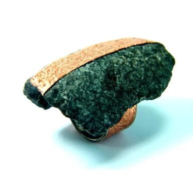Anillo en cobre y roca, argolla cerrada. - vista 1