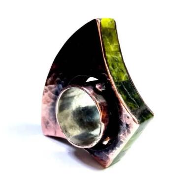Anillo de cobre y piedra muzgo. - vista 3