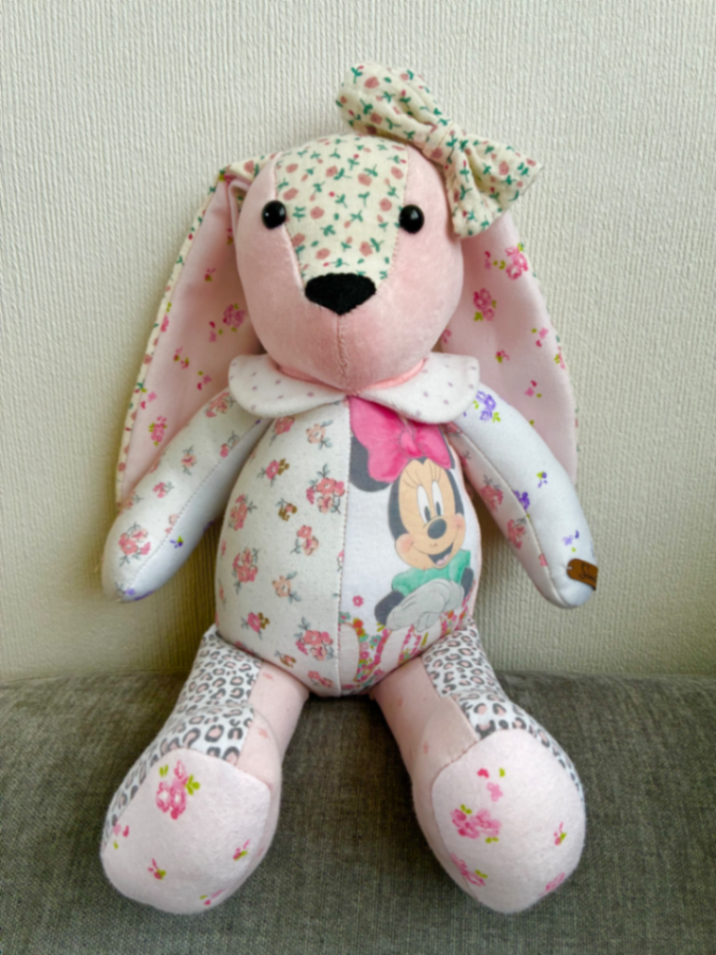 Peluche del recuerdo con ropa de bebé 